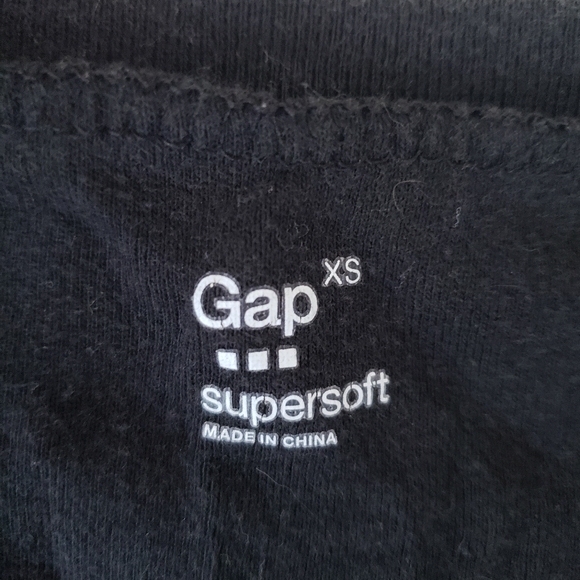 Black Gap half sleeve v-neck scoop top - Picture 3 of 4